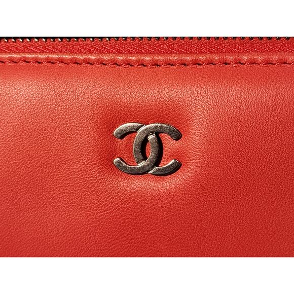 US Based Authentic Chanel Large O Case Clutch Bag Lambskin and Quilted Patent - Picture 8 of 9